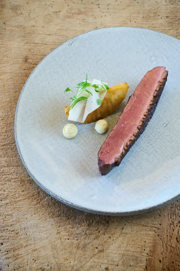 Magret de canard rôti céleri confit et émulsion froide à la moutarde