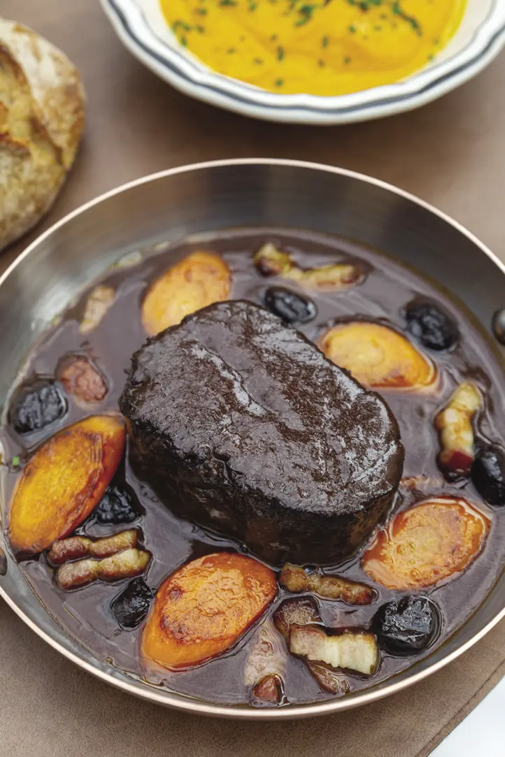 Bœuf, jus de daube aux olives noires