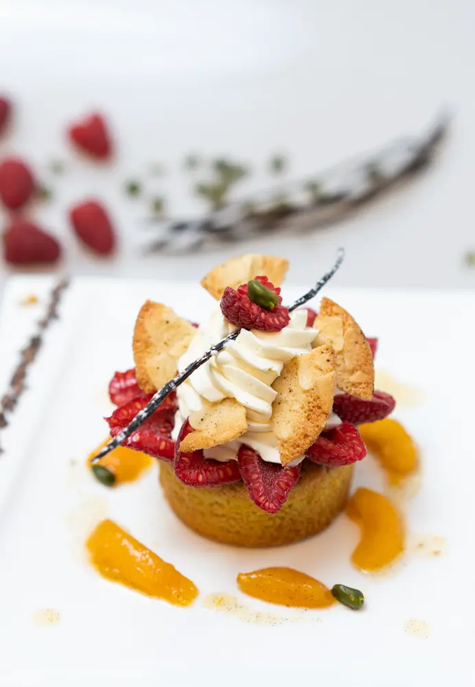 Financiers pistache-framboise compotée d’abricots et ganache chocolat blanc, tuile aux amandes