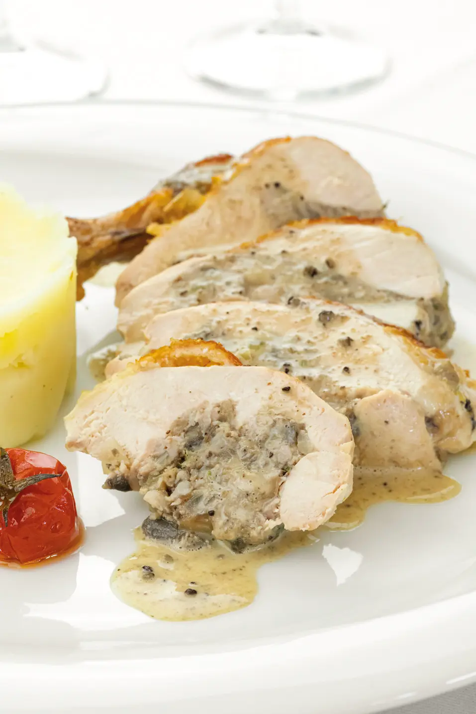 Suprême de pintade farci et sa sauce à la truffe