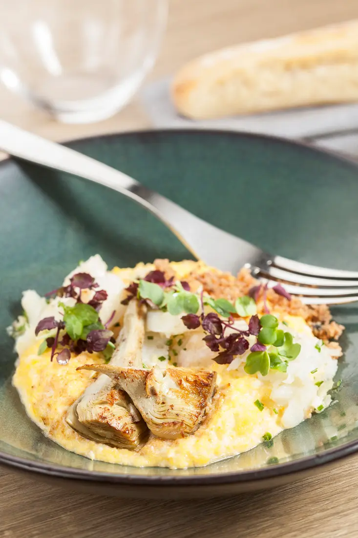Brouillade d’œufs au citron confit, haddock et artichauts, riz soufflé