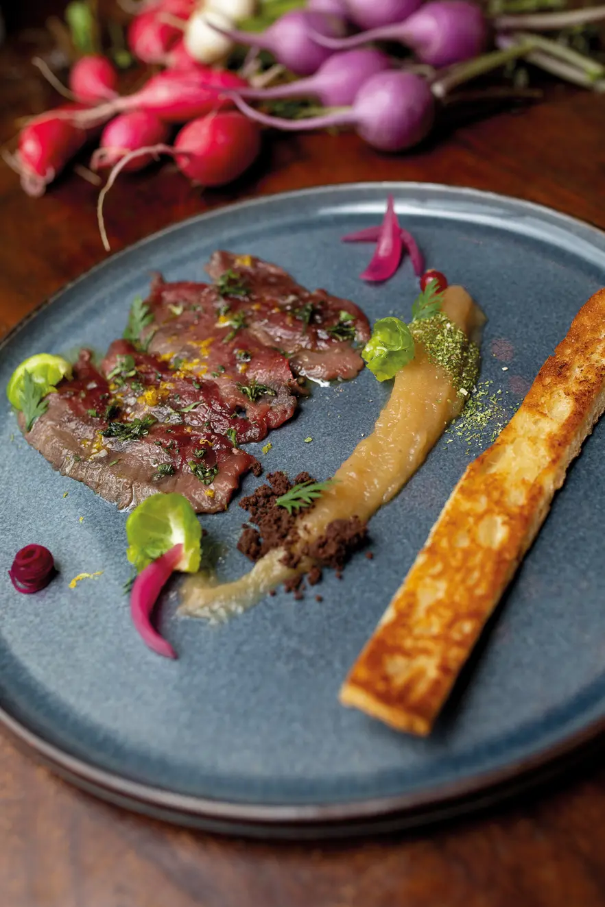 Carpaccio de biche mariné au gin, miel et baies de genièvre