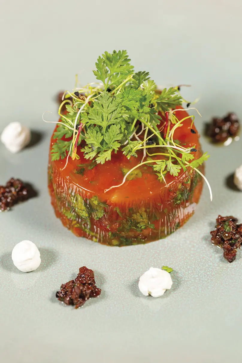 Fraîcheur de tomates aux herbes, mousse de feta, tapenade