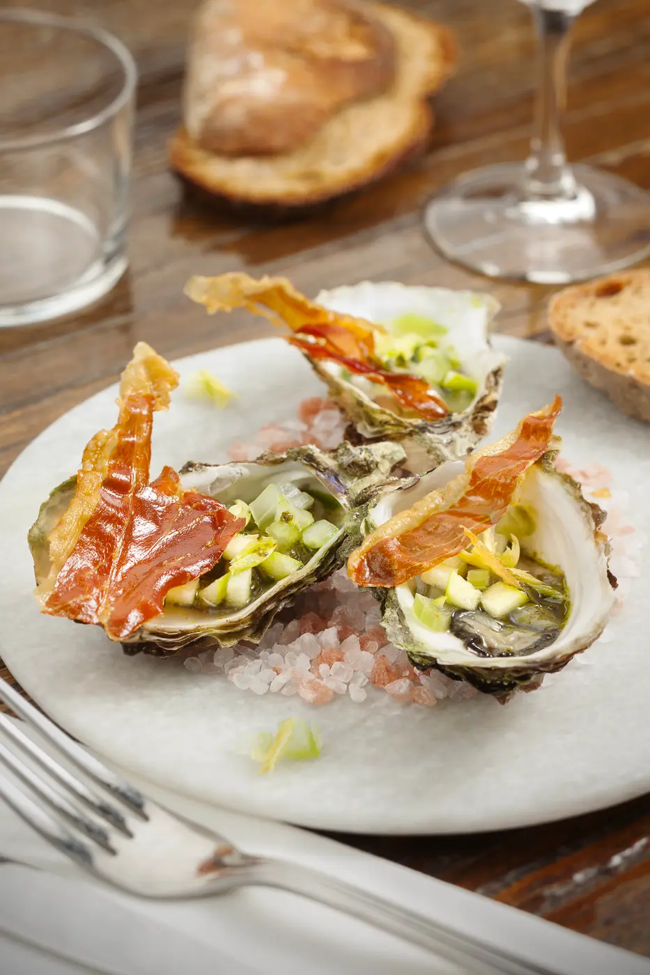 Huîtres de Camargue au vert de céleri et craquant de Serrano