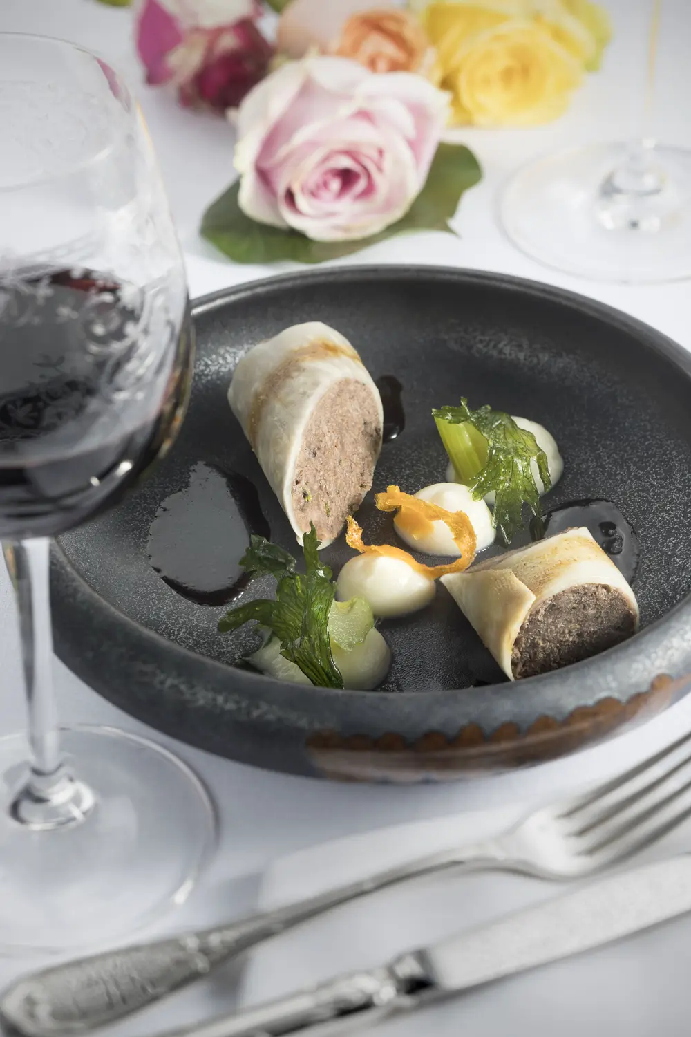Pressé de joue et queue de bœuf au vin rouge en habit de céleri rave, céleri branche et feuille, jus acidulé