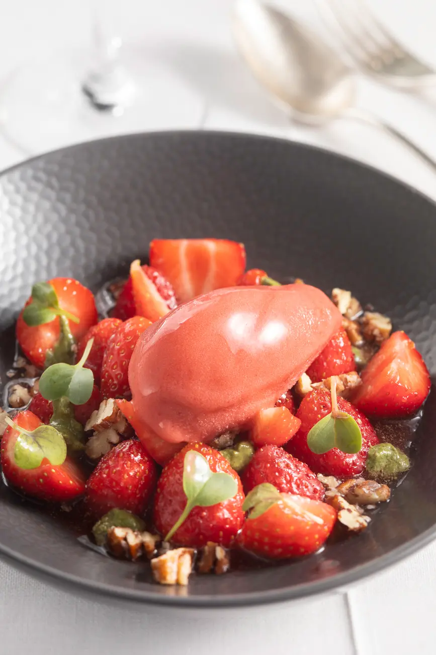 La fraise dans son jus pochée à l’huile d’olive, pesto basilic