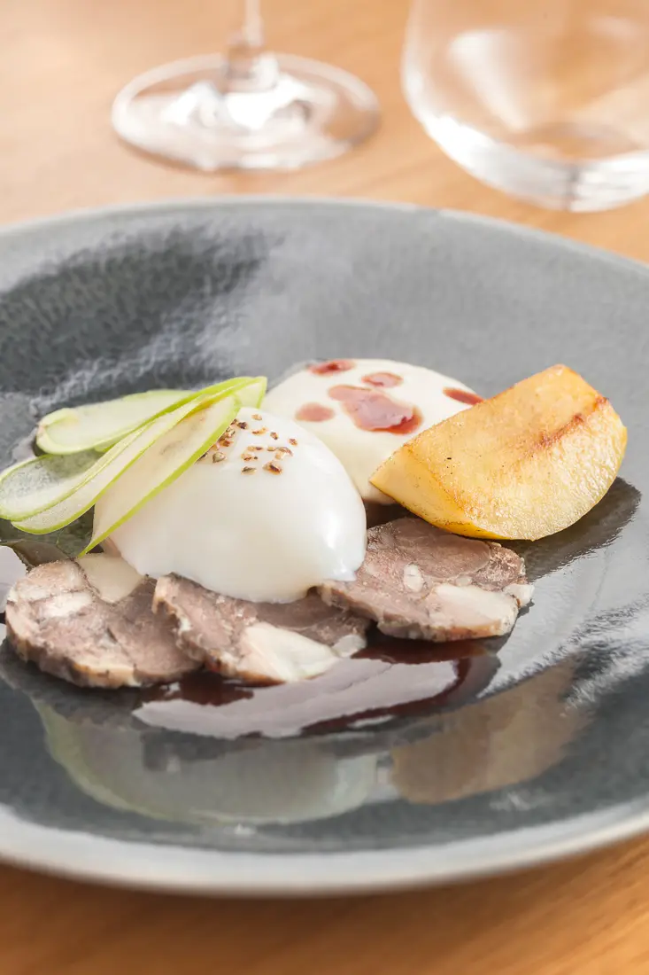 Un œuf en cuisson idéale andouille de Lauris, caramel de vin rouge (oeuf parfait)