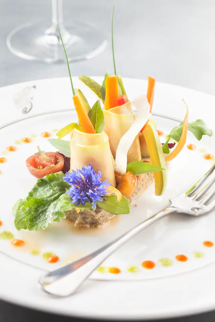 Légumes et fleurs du jardin papeton d’aubergine, concassée de tomates au basilic frais