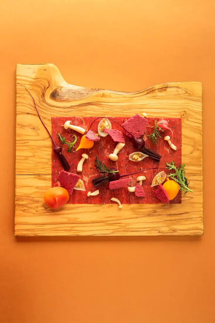 Carpaccio de bœuf champignons pickles, coques d’oignons garnies, betteraves aigre-doux