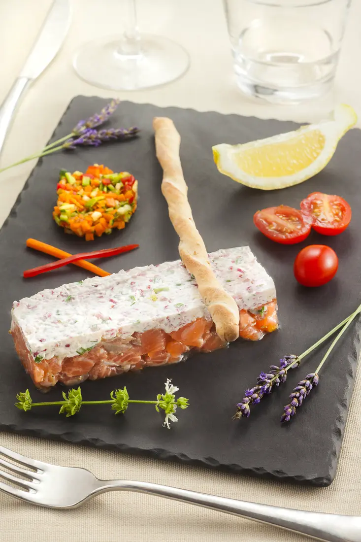 Tartare de saumon julienne de légumes, graines de sésame au wasabi