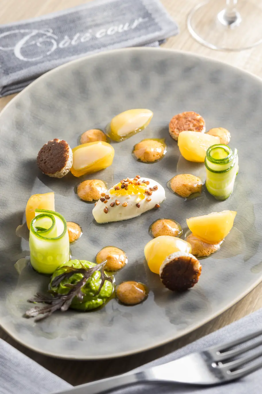 Saint-Jacques marinées au yuzu, guacamole d’aneth et vinaigrette d’oursin
